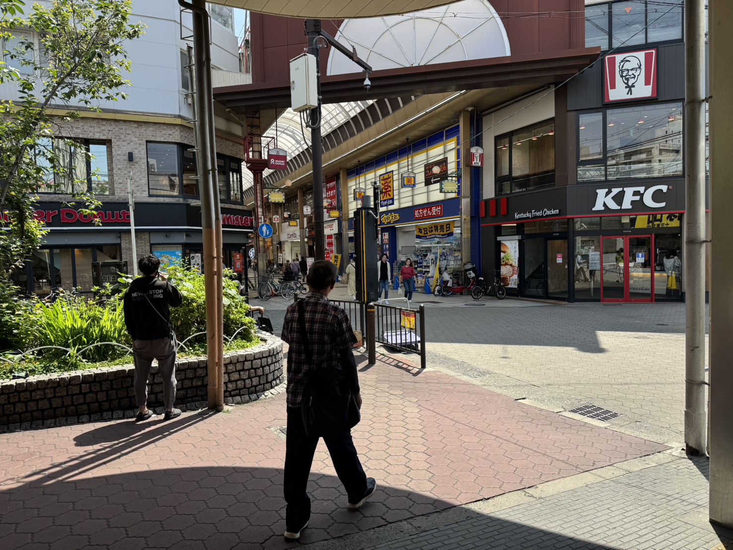 阪急十三駅東口前 ミスタードーナツとケンタッキー